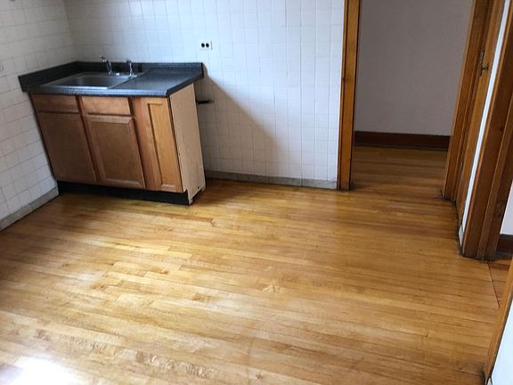 KITCHEN APPLIANCES INCLUDED STOVE ,REFRIGERATOR