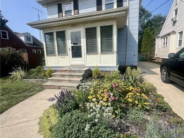 322 Hillview Dr, Rossford, OH 43460