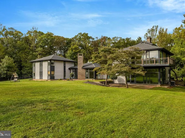 125 Commonage Dr, Great Falls, VA 22066