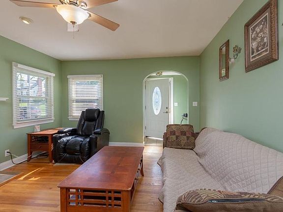 5th image of 7811 Lake Ave