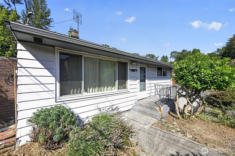 3rd image of 2854 S Juneau Street