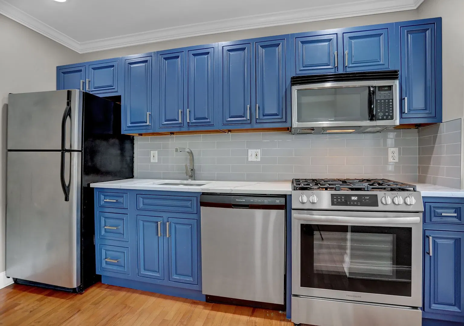 Charming Row House in Baltimore, Maryland — Photo 2