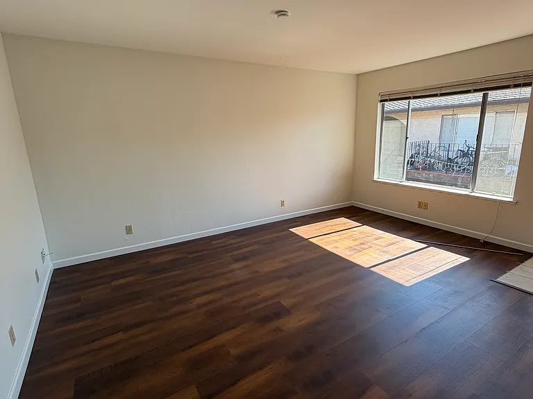 1576 Ontario Dr #14 — Photo 2