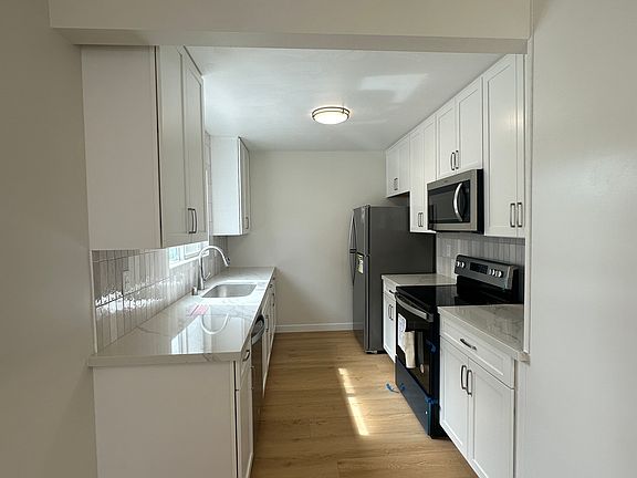 2nd image of 827 Ormond Ct