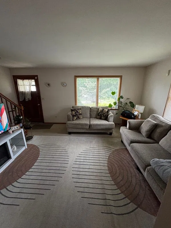 4 bed, 1.0 bath, 1473 sqft, $2,300 — Photo 2