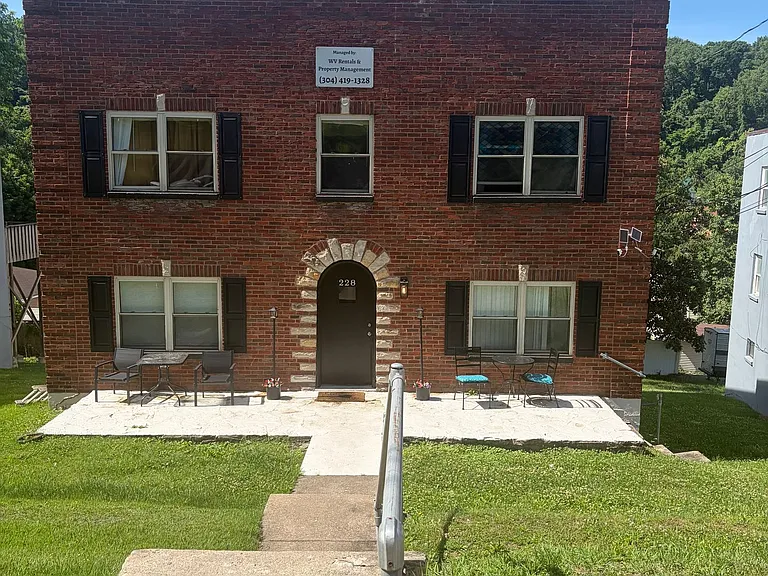 228 Sutherland Dr — Photo 1