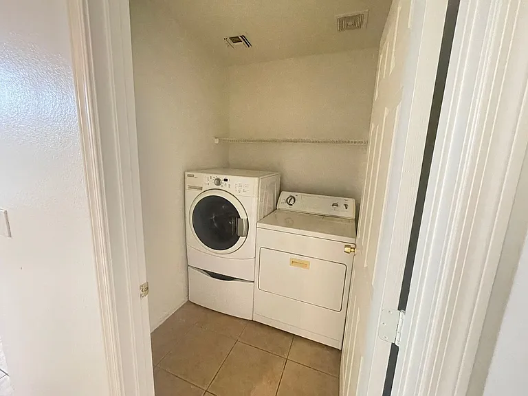 915 W Bowker St — Photo 17