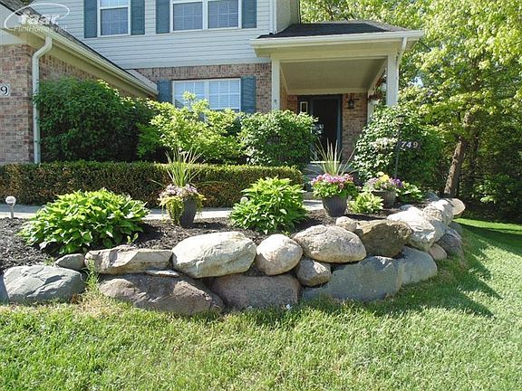 3rd image of 749 Plumtree Ln