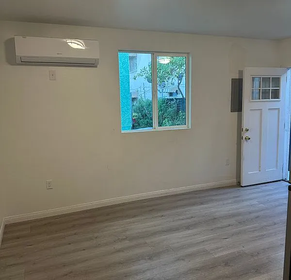 1351 1/4 E 41st Pl — Photo 6