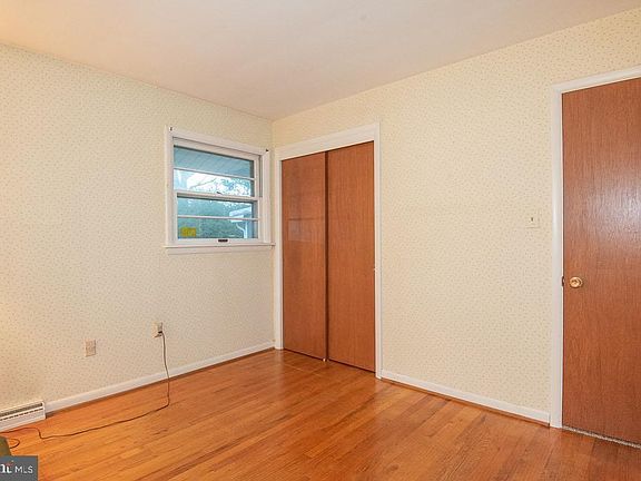 4th image of 1933 Robindale Ave