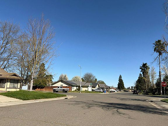 5th image of 667 Germaine Dr