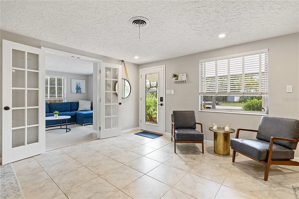 3 bed, 2.0 bath, 1732 sqft, $9,900 — Photo 4