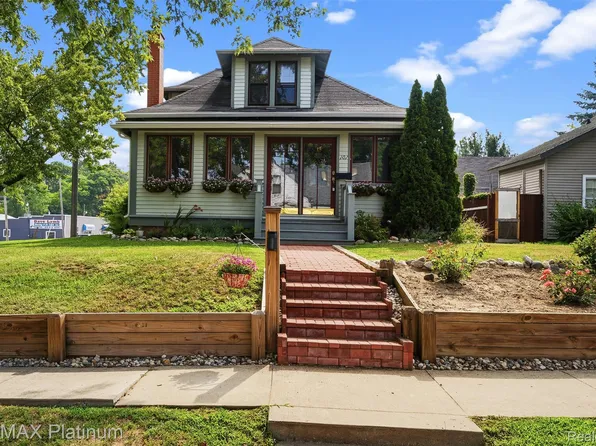 101 S Pine St, Fenton, MI 48430