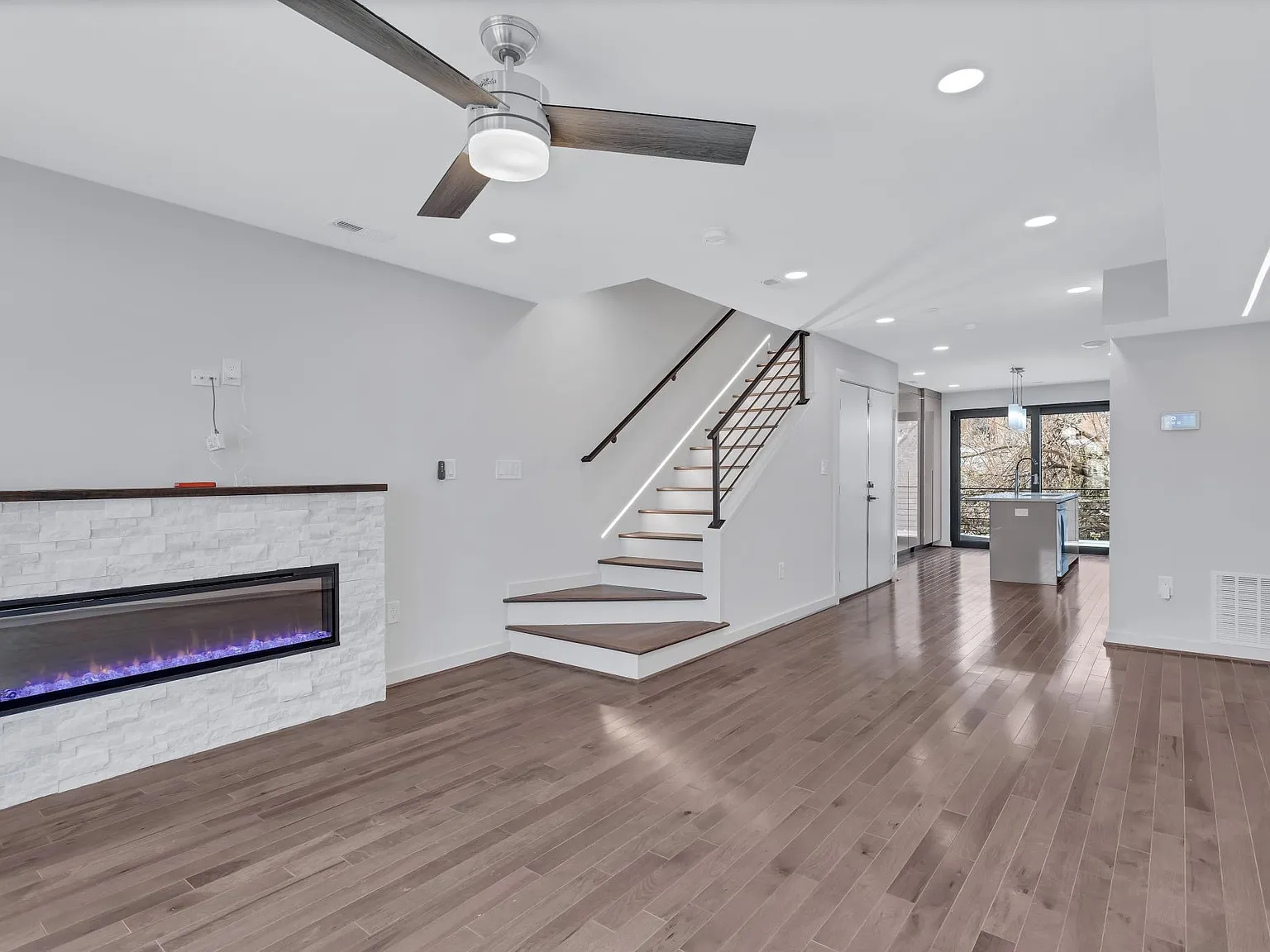 3 bed, 2.5 bath, 1500 sqft, $4,500 — Photo 3