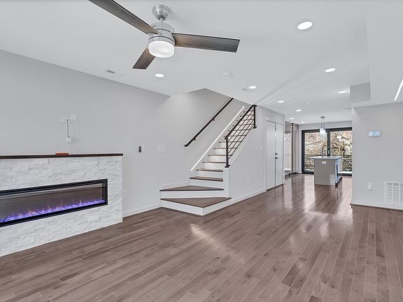 3rd image of 909 I St NE Unit 2
