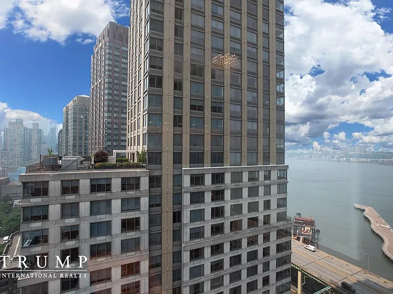 220 Riverside Blvd #21D — Photo 17