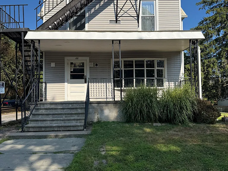 Maple St — Photo 1