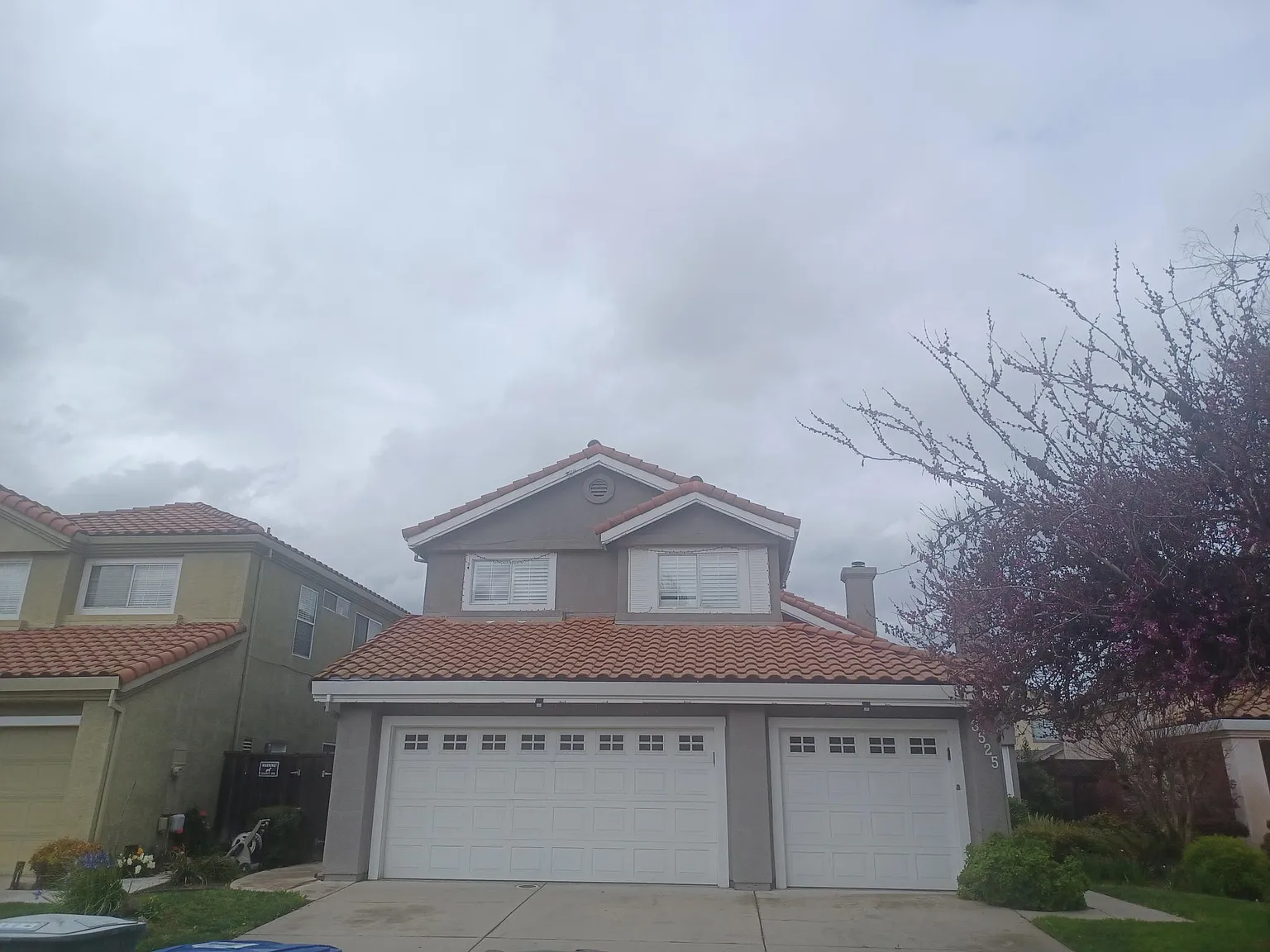 4 bed, 2500 sqft, $2,600 — Photo 2