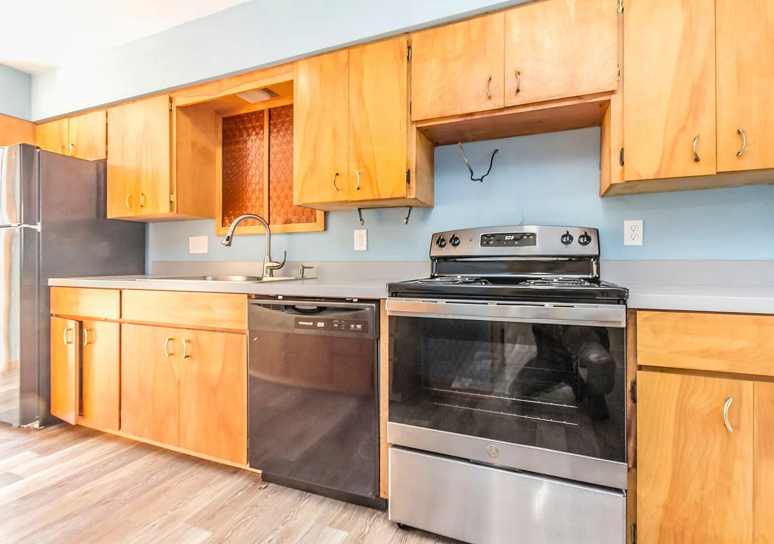 Spacious 3 Bedroom 1 Bathroom — Photo 2