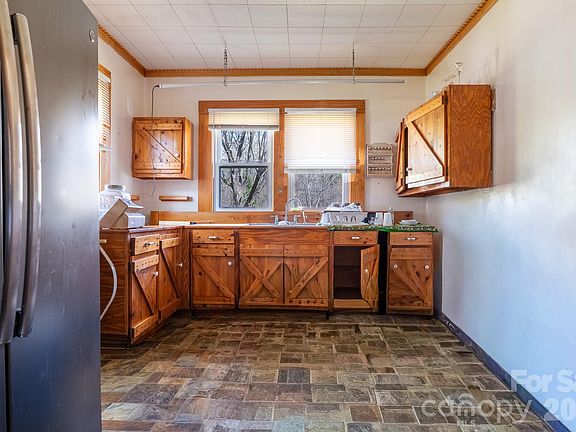 4th image of 218 W 28th St