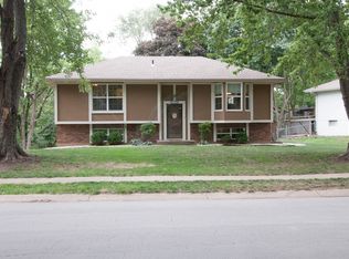 536 NE Noeleen Ln, Lees Summit, MO 64086