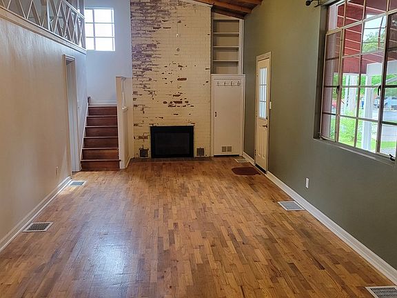 2nd image of 908 E Illinois St