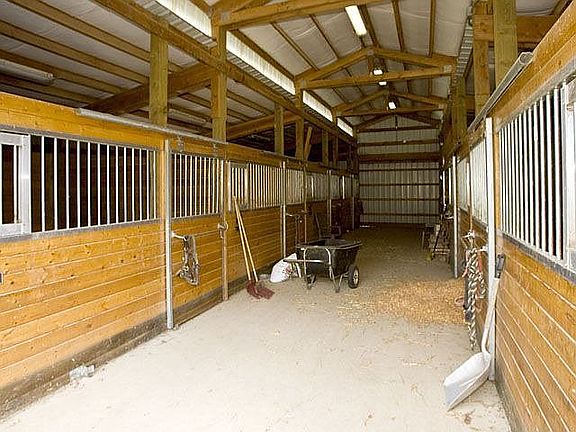 6 horse stall barn with tack room