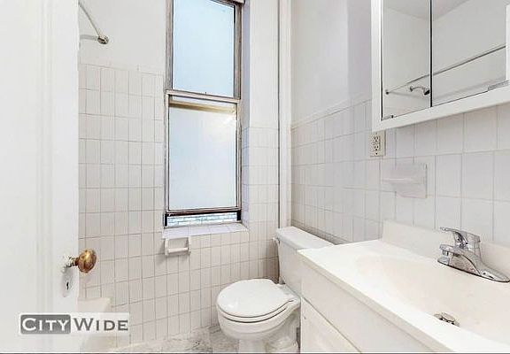 4th image of 106 E 81st St #5J