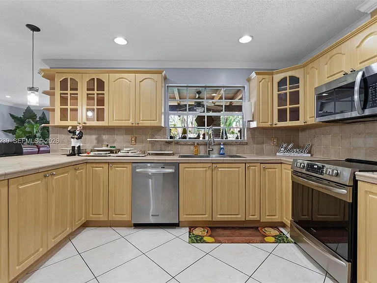 14012 SW 38th Ter — Photo 17