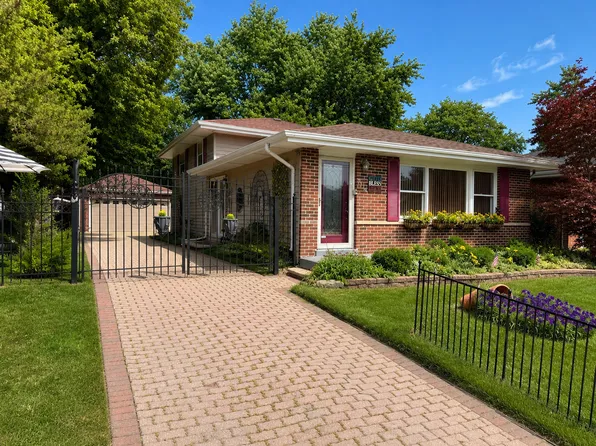 2176 N Westmoreland Dr, Palatine, IL 60074