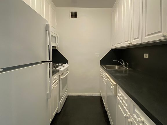 5th image of 30 W 60th St APT 2H