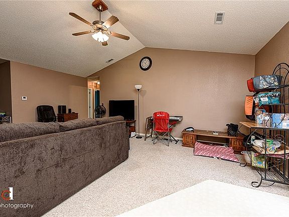 5th image of 804 Dogwood St
