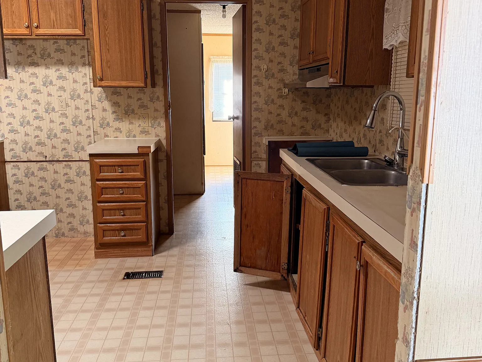 821 Schoolcrest Avenue - 2 — Photo 4