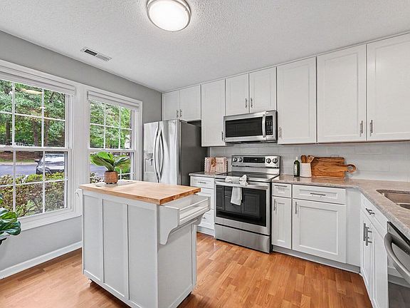 3rd image of 148 Luxon Pl
