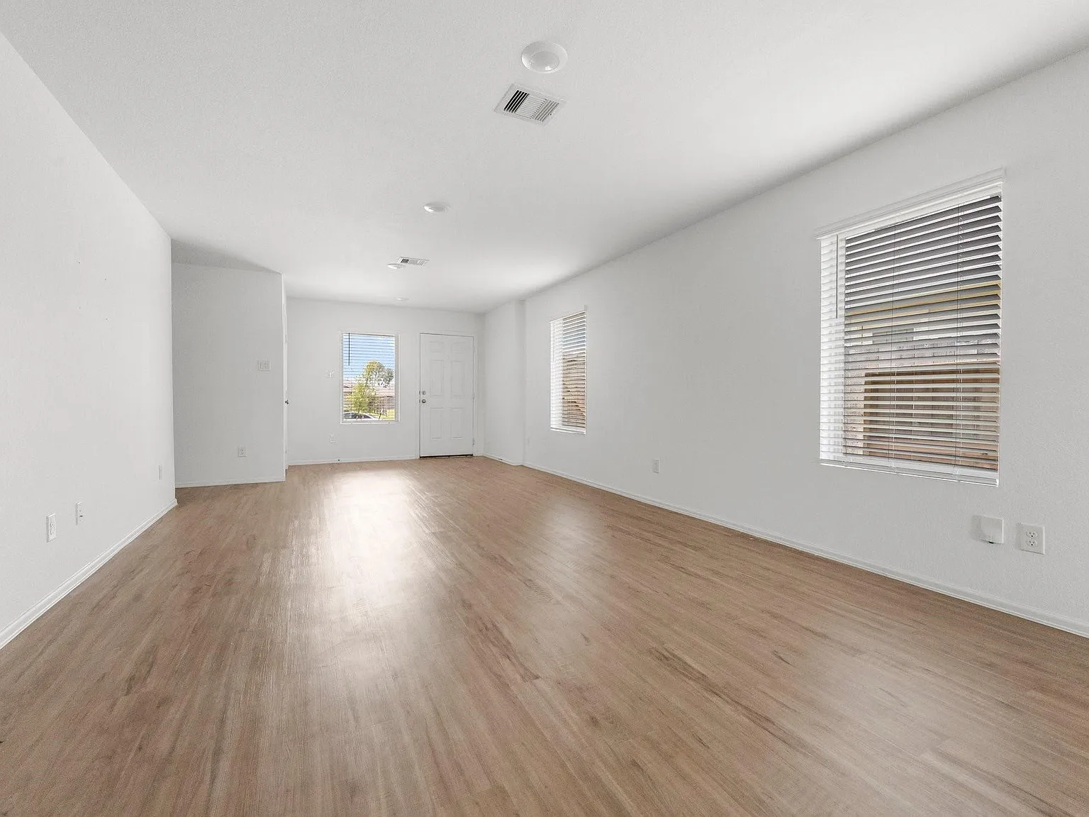 3 bed, 2.0 bath, 1230 sqft, $1,795 — Photo 3