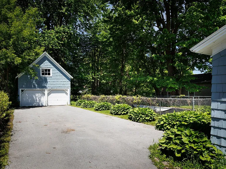 427 Flower Ave E — Photo 4