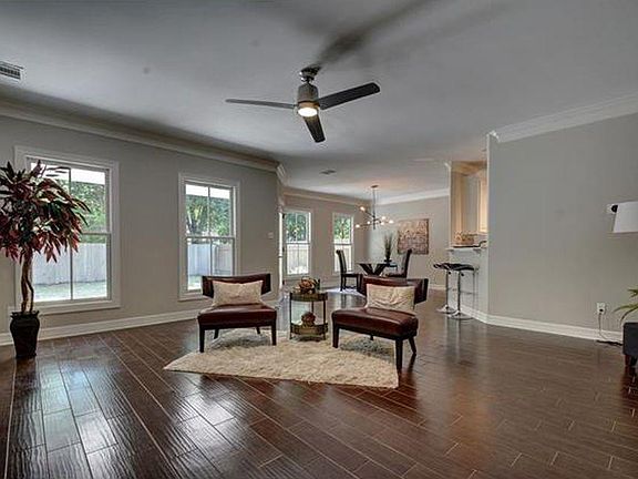 3rd image of 806 1/2 E 46th St #B