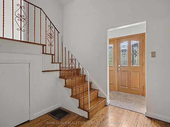 5th image of 647 Burnhamthorpe Rd