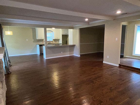 3rd image of 305 Oak Valley Dr
