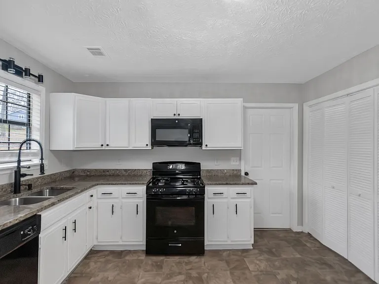 321 Summerwood Ln — Photo 5
