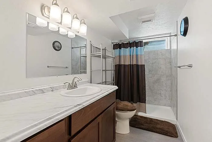 6008 N Cochran St — Photo 11