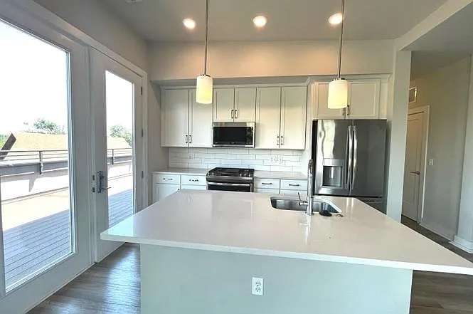 1800 Mount Vernon Ave, Unit 405 — Photo 2