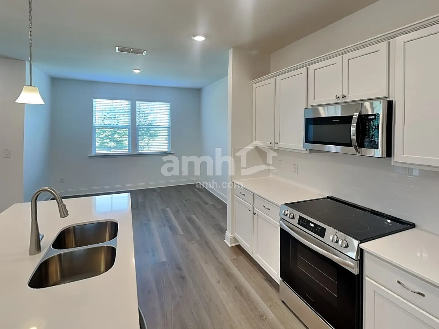 4 bed, 2.5 bath, 2075 sqft, $2,840 — Photo 4