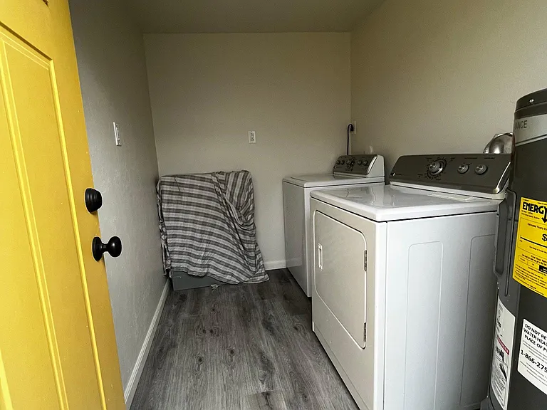1607 E 9th St #2 — Photo 13
