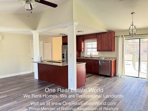 5th image of 302 Drake Elm Dr
