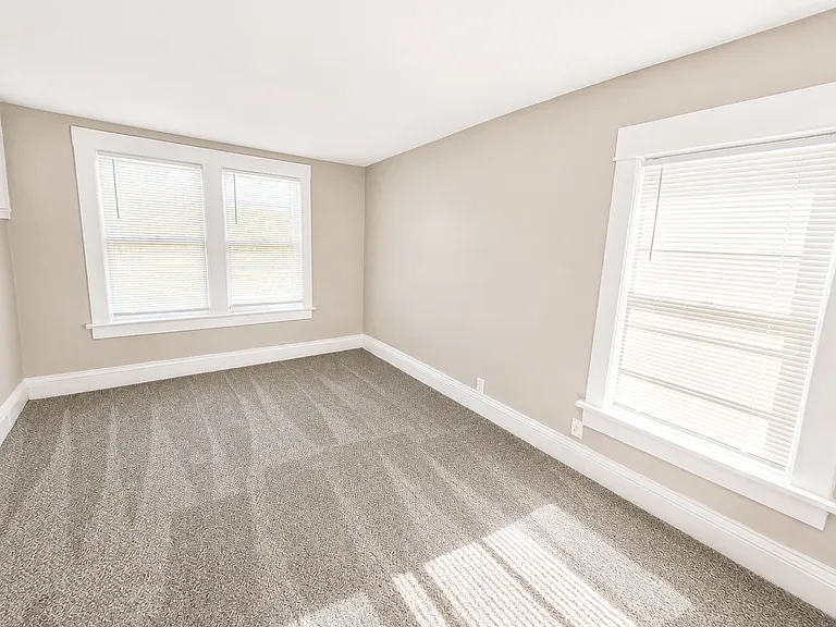 323 N River Blvd — Photo 10