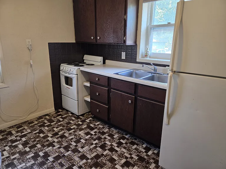 619 W Broadway Ave — Photo 2