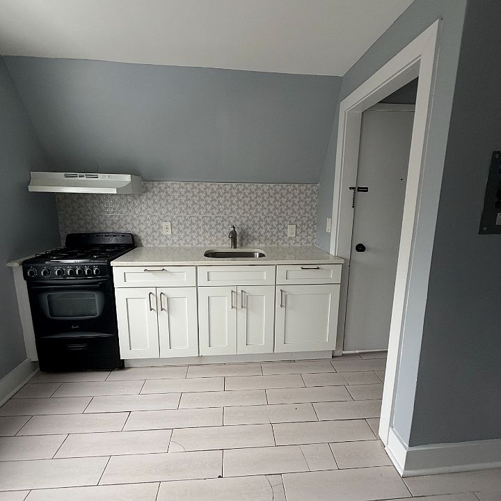 1st image of 206 Amherst St #3A