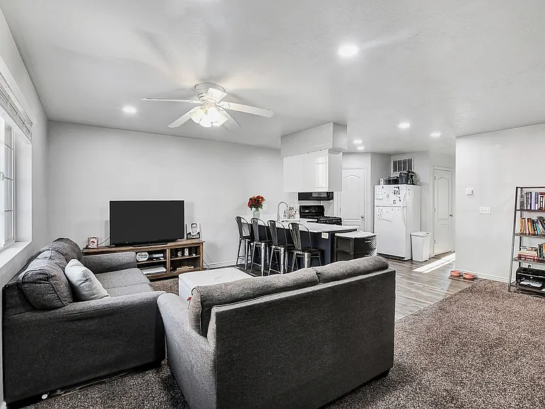 2112 S Dakota Ave — Photo 4