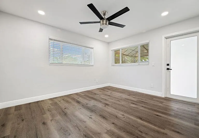 2298 NE 4th Ave — Photo 21